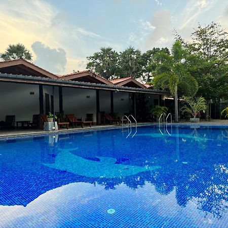 Paris Garden Resort Trincomalee Exteriör bild