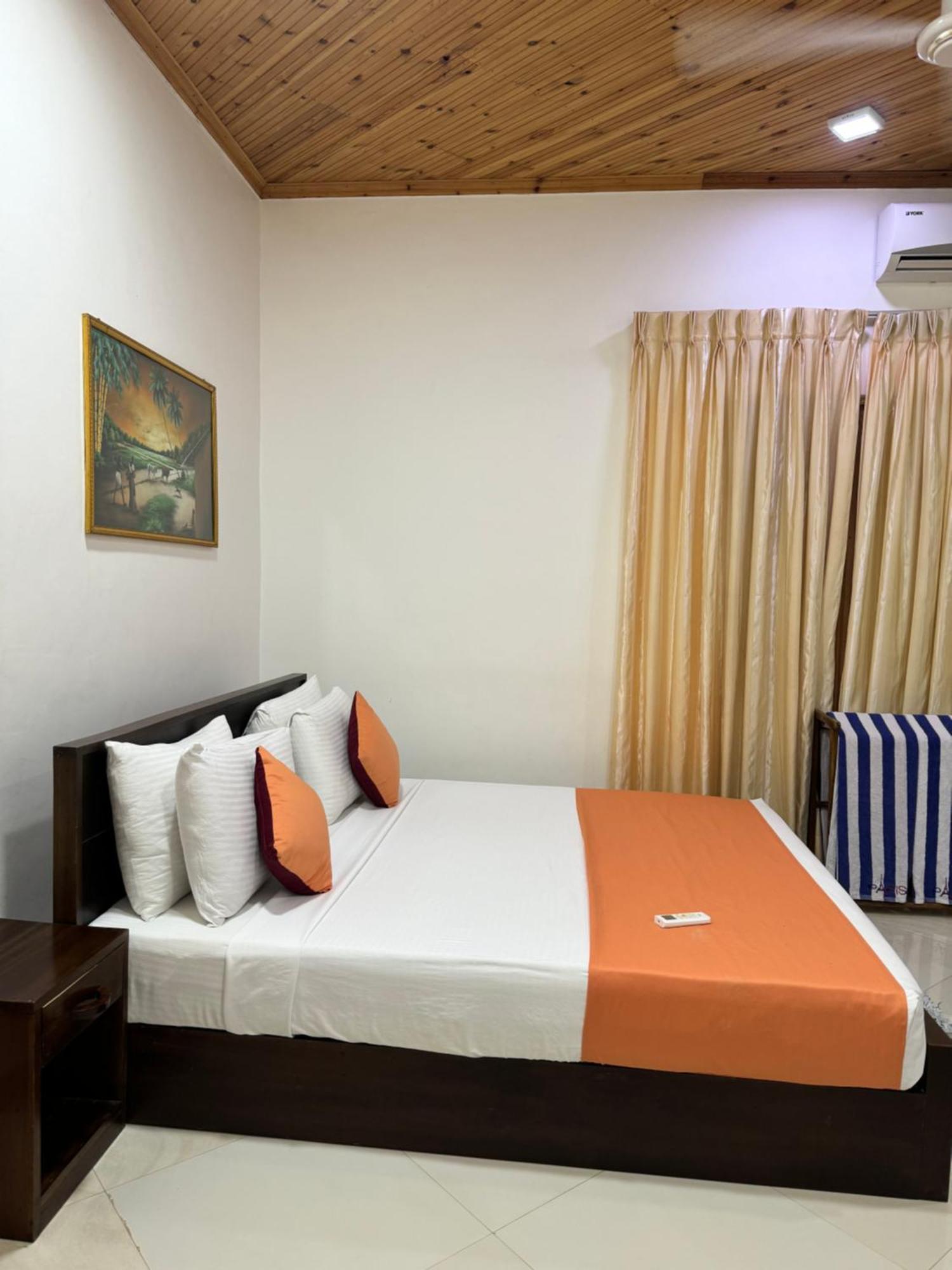 Paris Garden Resort Trincomalee Exteriör bild
