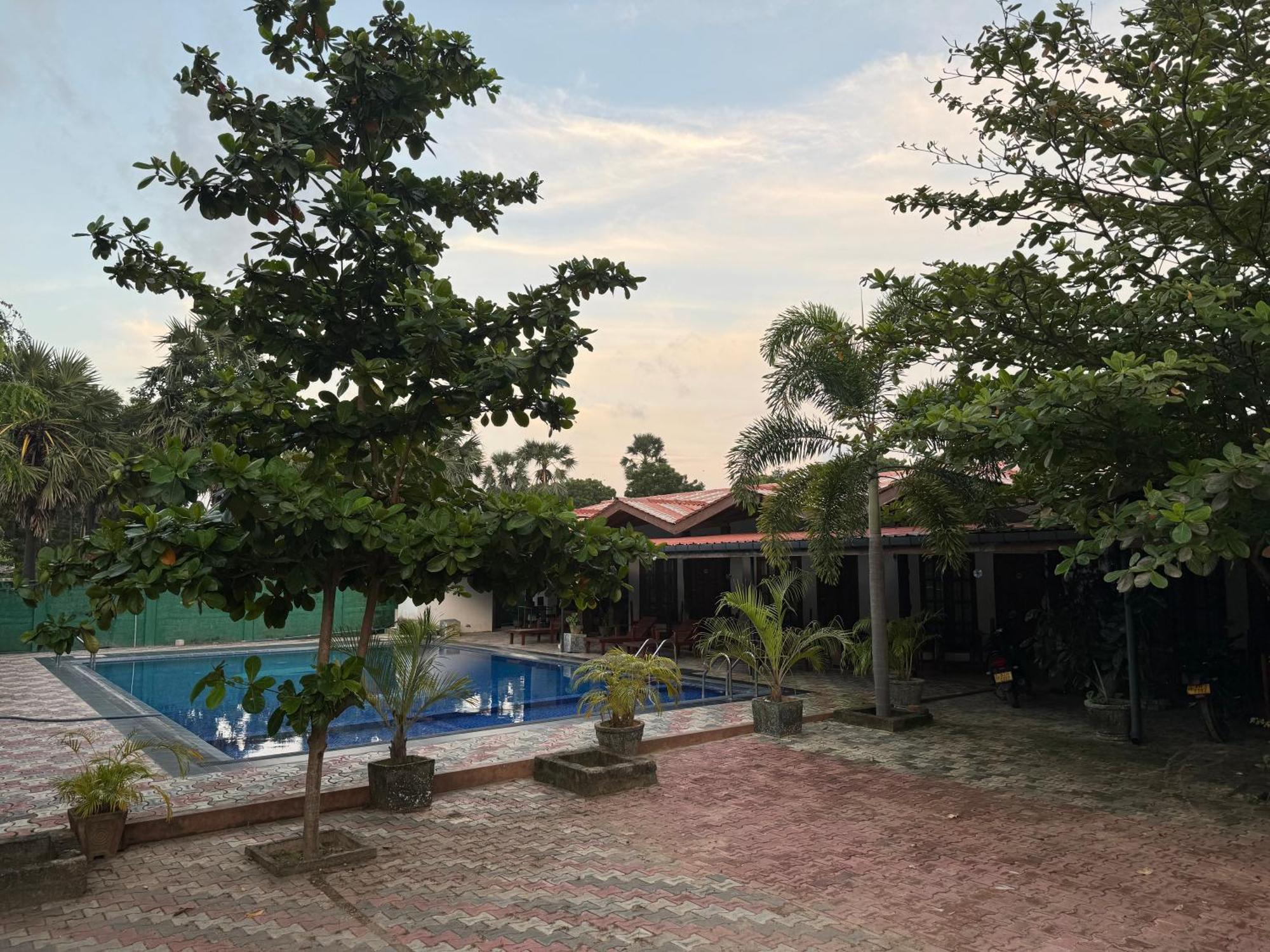 Paris Garden Resort Trincomalee Exteriör bild
