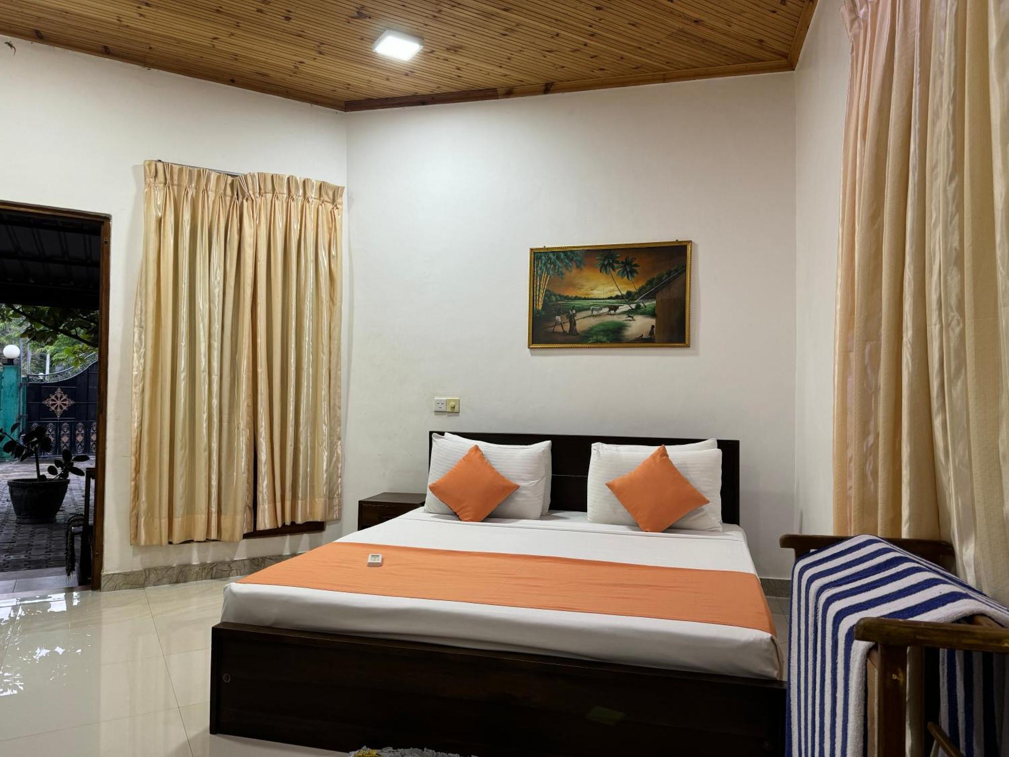 Paris Garden Resort Trincomalee Exteriör bild