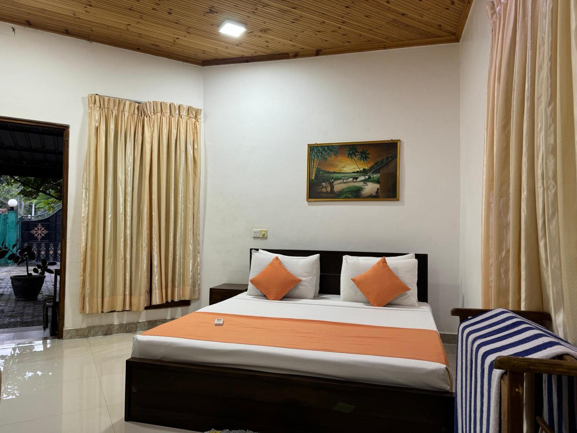 Paris Garden Resort Trincomalee Exteriör bild
