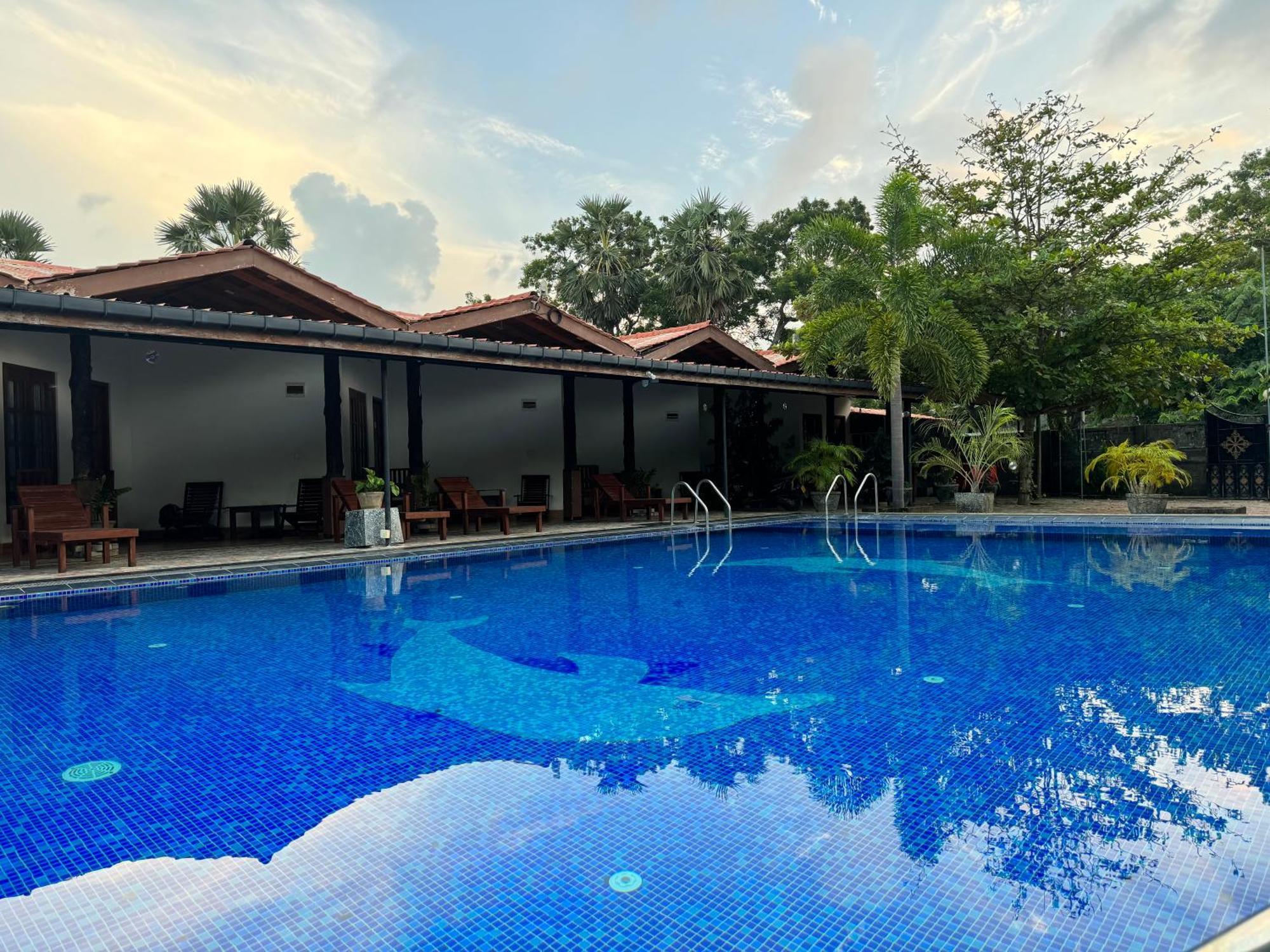 Paris Garden Resort Trincomalee Exteriör bild